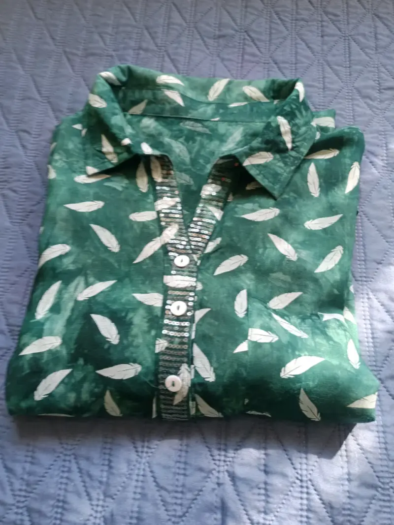Blusa verde con estampado de hojas y lentejuelas - 1