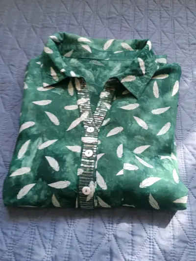 Blusa verde con estampado de hojas y lentejuelas - miniatura 1