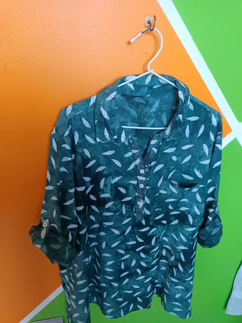 Blusa verde con estampado de hojas y lentejuelas - 2