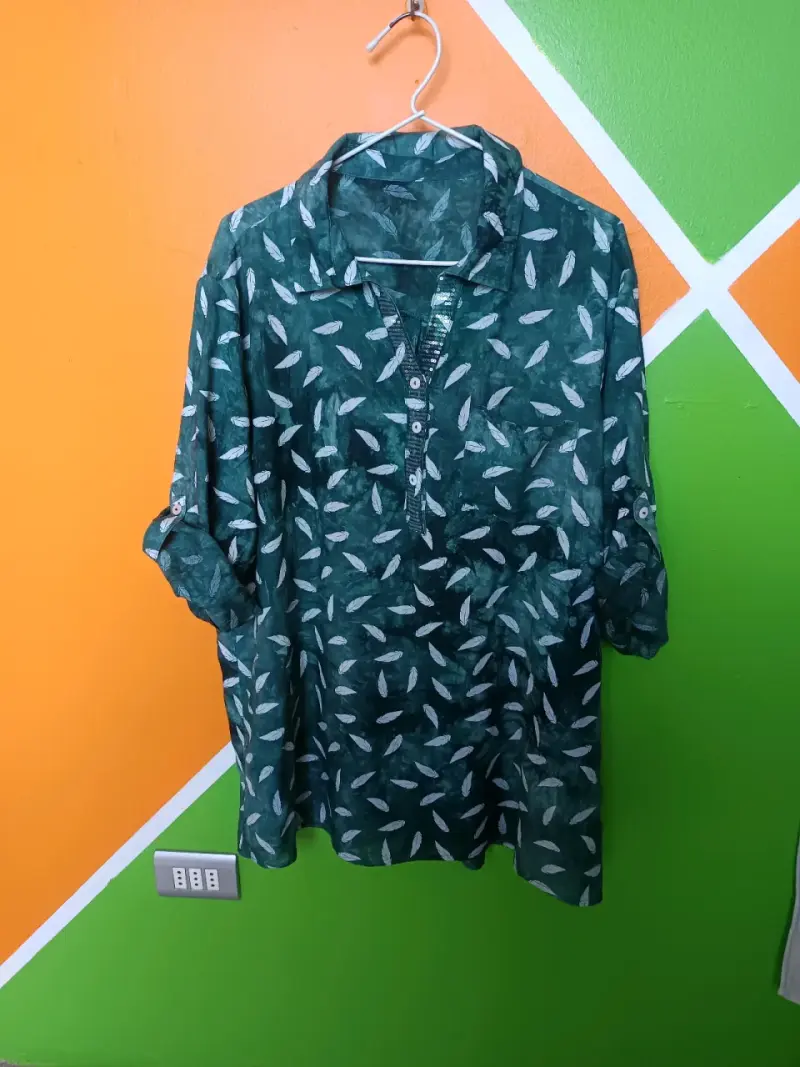 Blusa verde con estampado de hojas y lentejuelas - 3