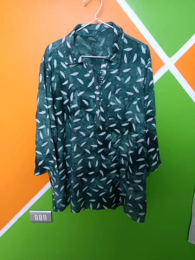 Blusa verde con estampado de hojas y lentejuelas - 4