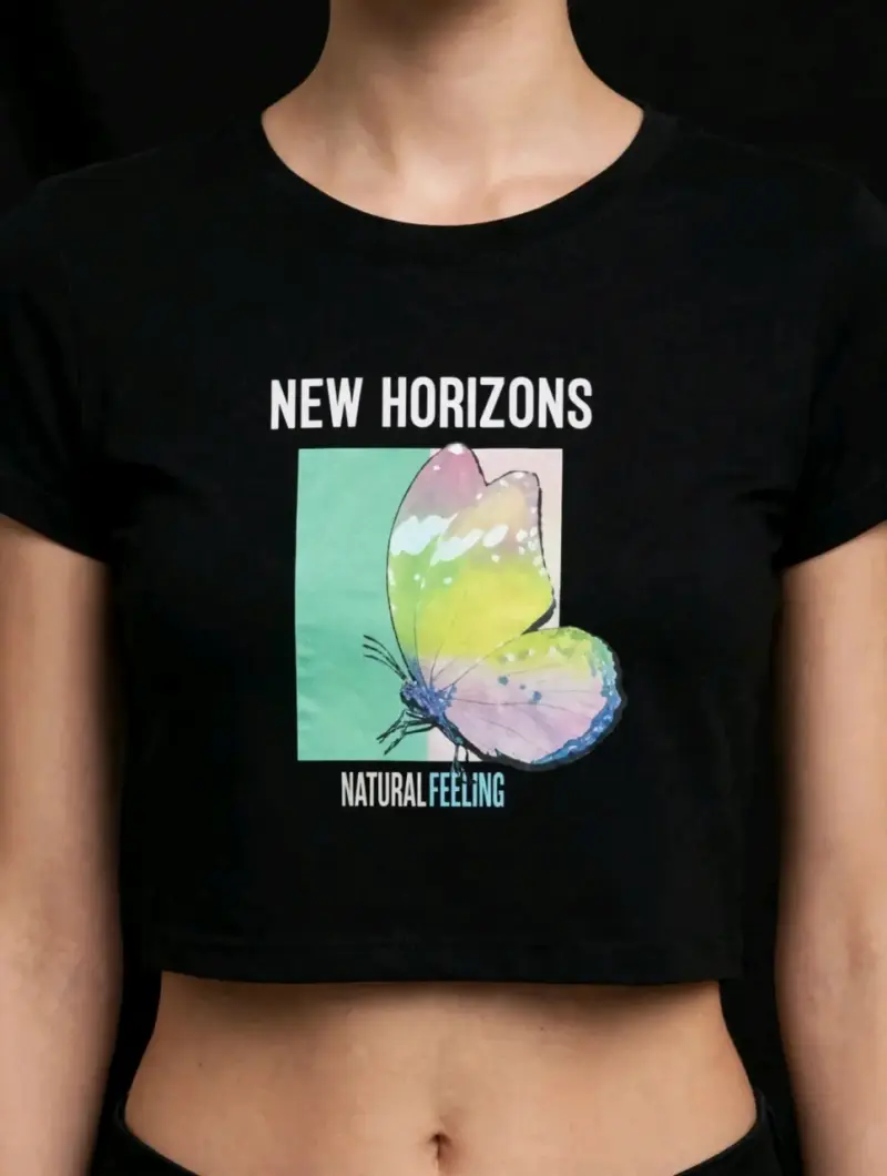 Polera negra con diseño de mariposa