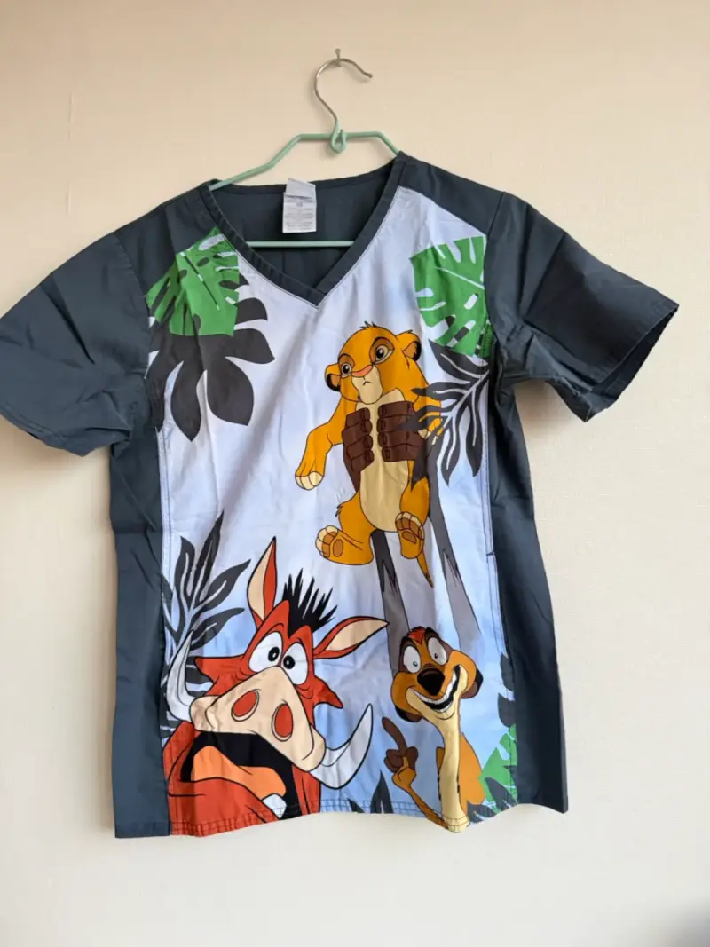 Polera clínica scrub de El Rey León para niños