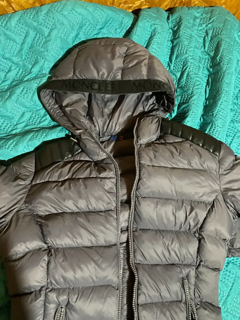Chaqueta de plumas Moncler gris con capucha - 1
