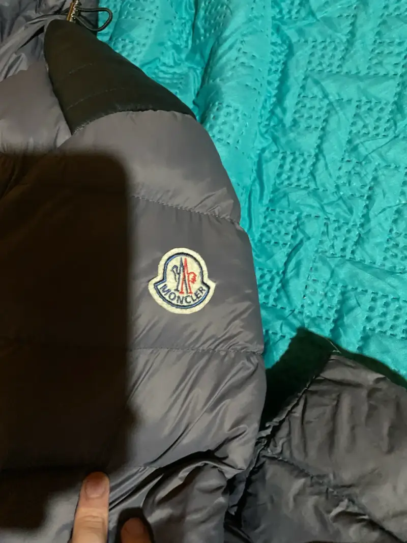 Chaqueta de plumas Moncler gris con capucha - 2
