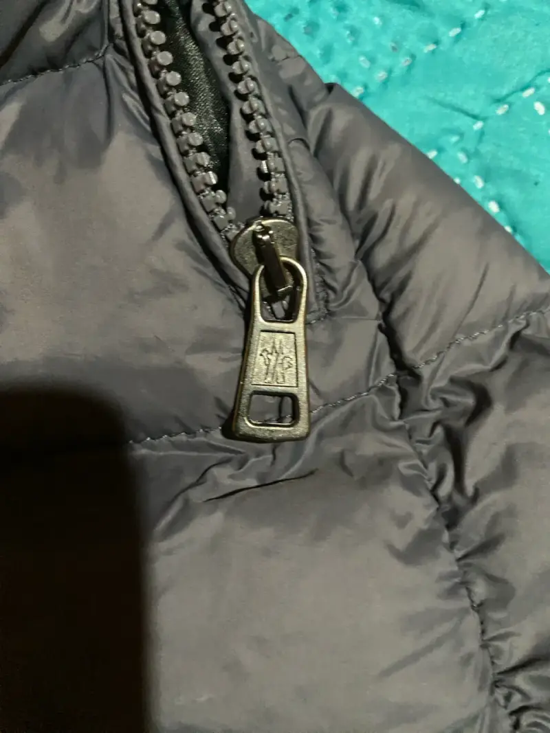 Chaqueta de plumas Moncler gris con capucha - 3