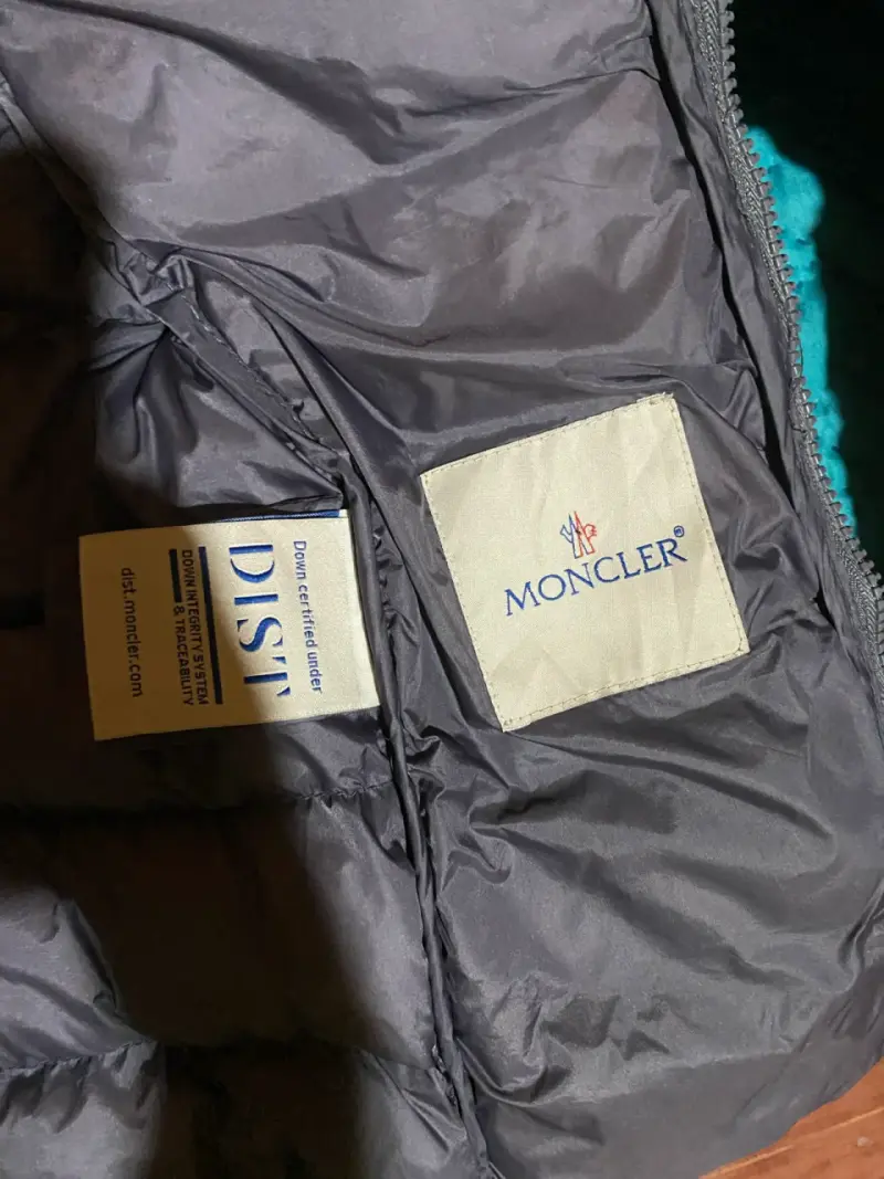 Chaqueta de plumas Moncler gris con capucha - 5