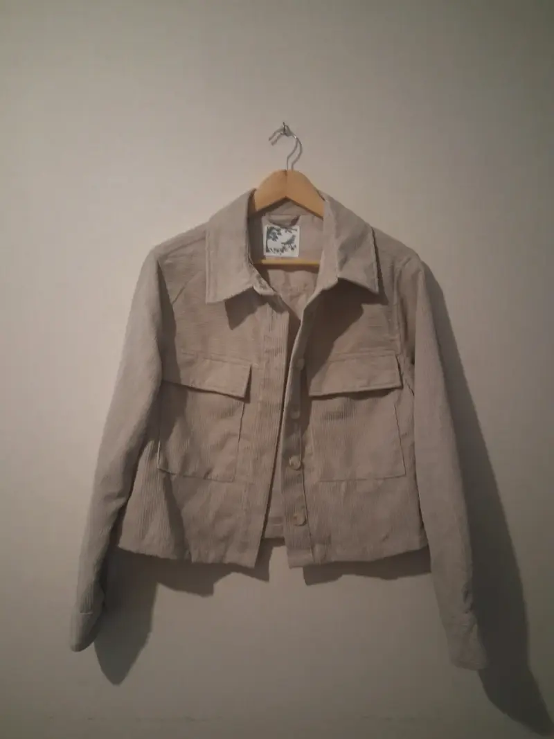 Chaqueta de pana beige para mujer