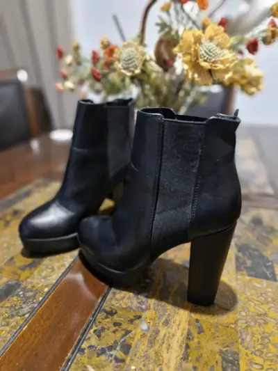 Botines de cuero negro con tacón alto H&M - miniatura 1