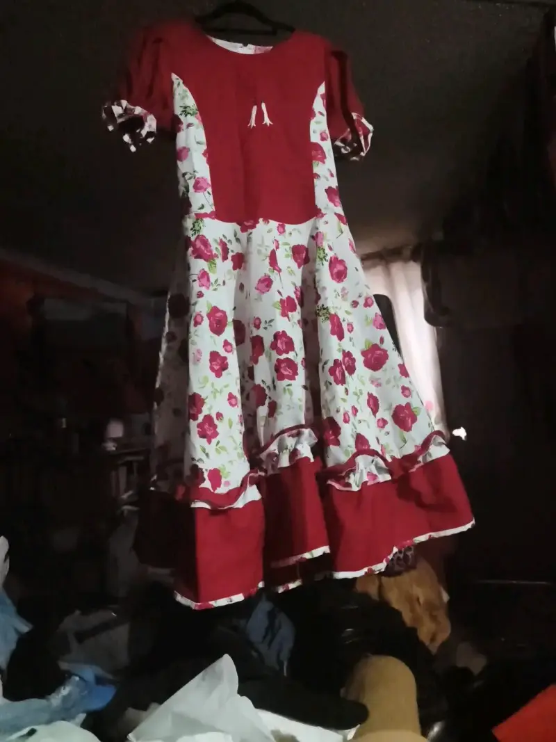 Vestido de huasa floral rojo y blanco con volantes - 1