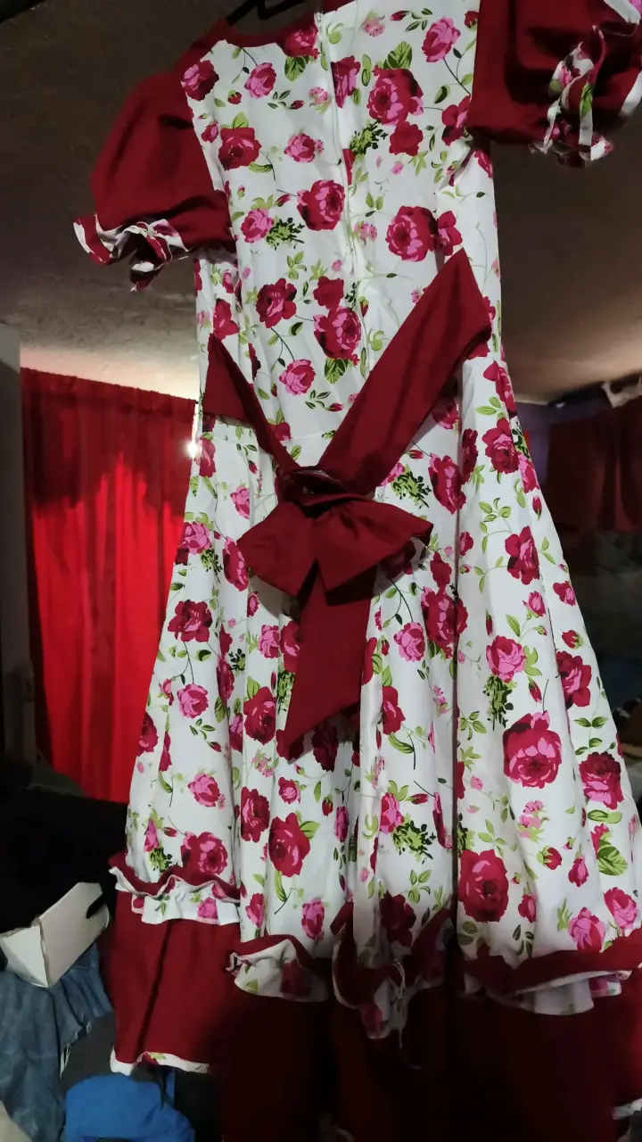 Vestido de huasa floral rojo y blanco con volantes - 2
