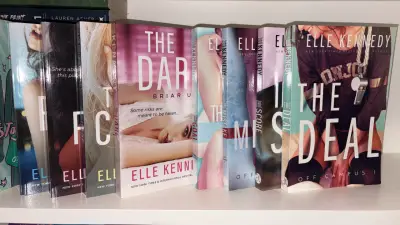 Colección de libros Off-Campus de Elle Kennedy - miniatura 1