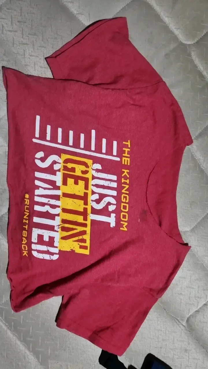 Polera roja con diseño "Just Gettin' Starte
