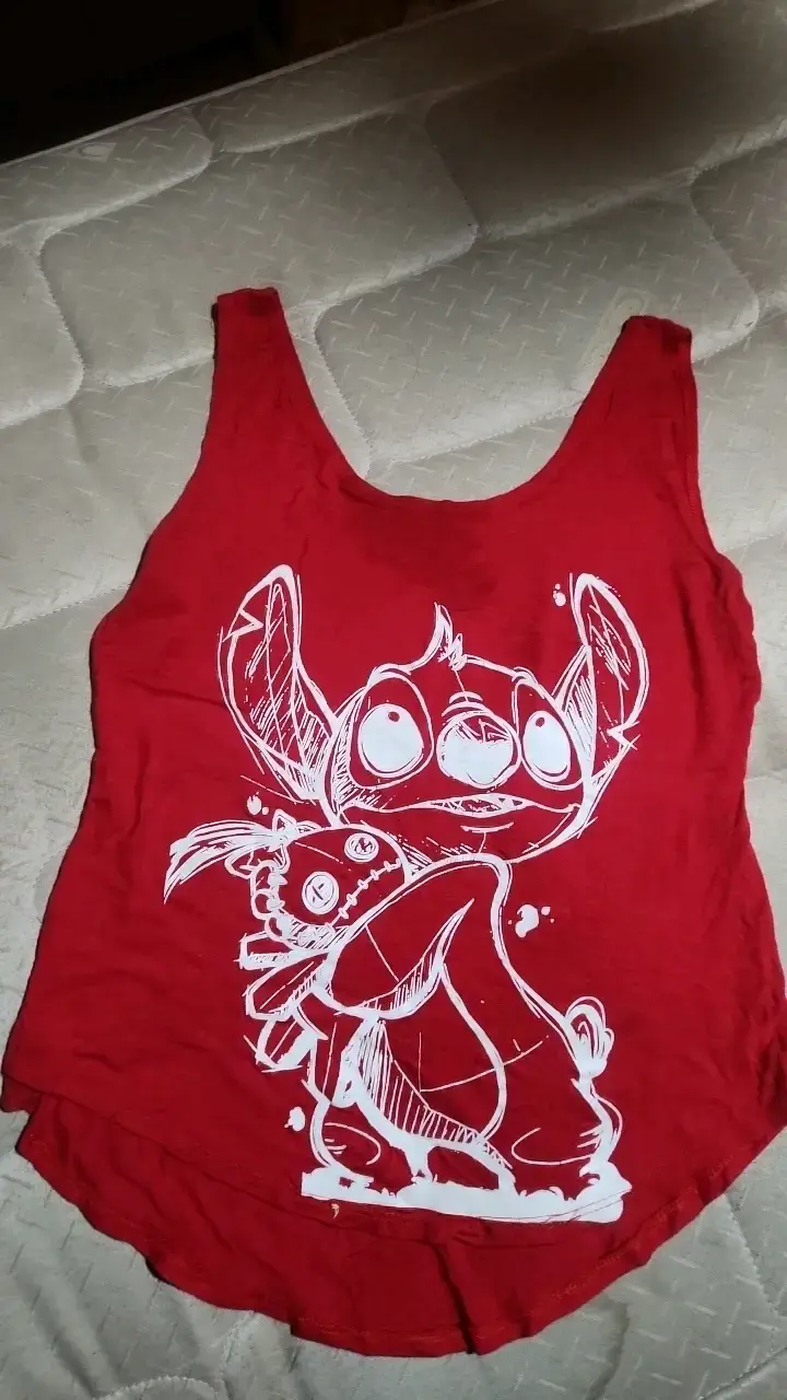 Polera roja con diseño de personaje animado