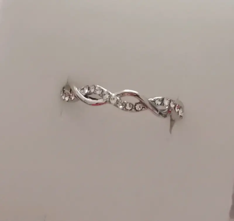 Anillo de plata con diseño trenzado y cristales - 1