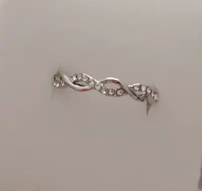 Anillo de plata con diseño trenzado y cristales - miniatura 1