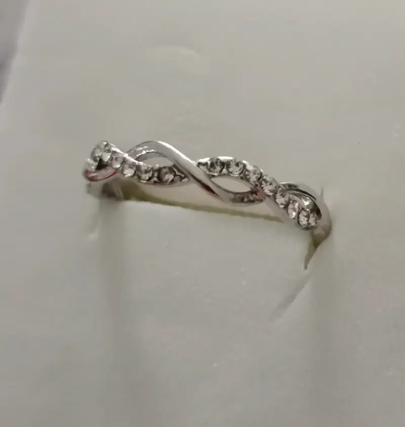 Anillo de plata con diseño trenzado y cristales - 2