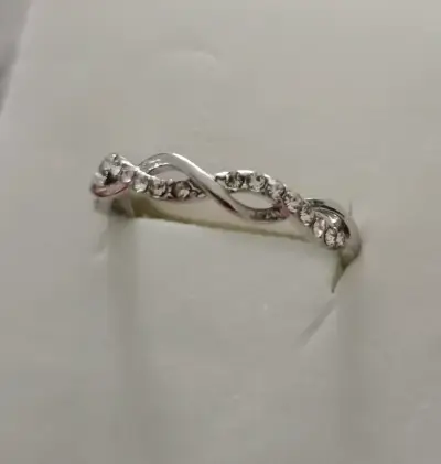 Anillo de plata con diseño trenzado y cristales - miniatura 2