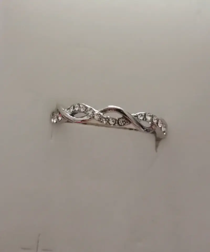 Anillo de plata con diseño trenzado y cristales - 3