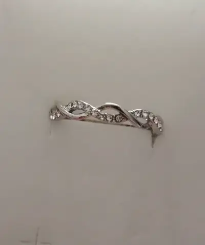 Anillo de plata con diseño trenzado y cristales - miniatura 3