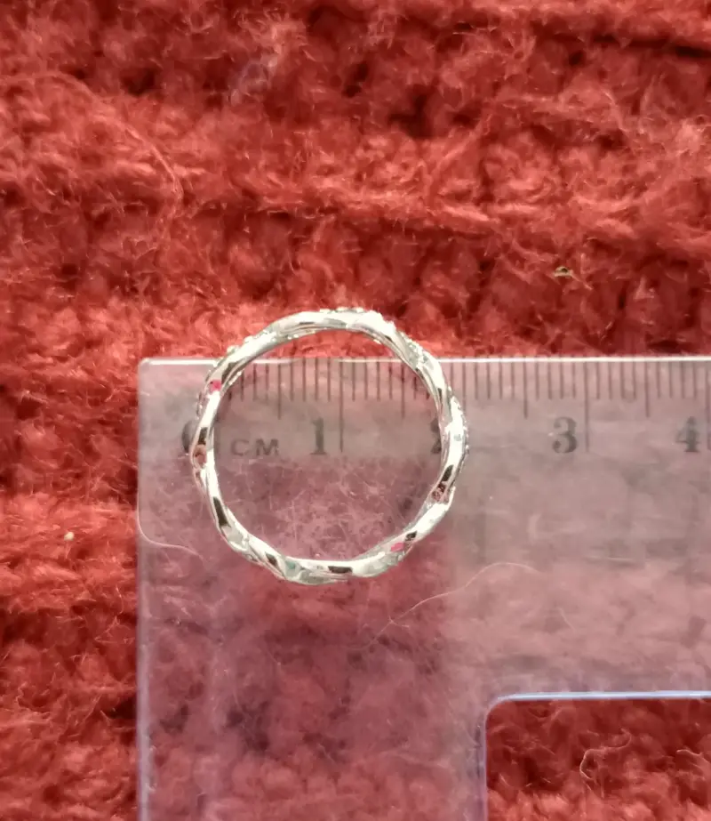 Anillo de plata con diseño trenzado y cristales - 4