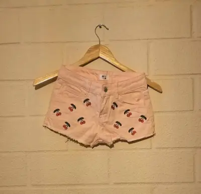 Shorts de mezclilla con diseños - miniatura 2