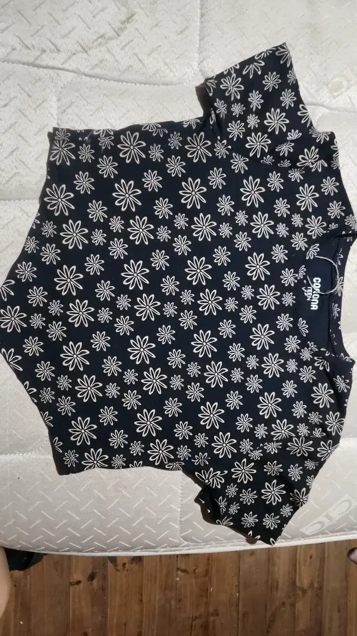 Polera negra con estampado floral Corona