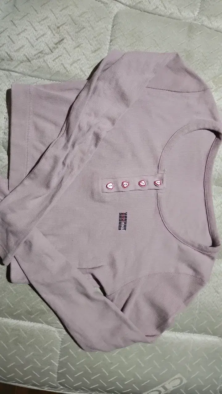 Polera manga larga lila con botones decorativos