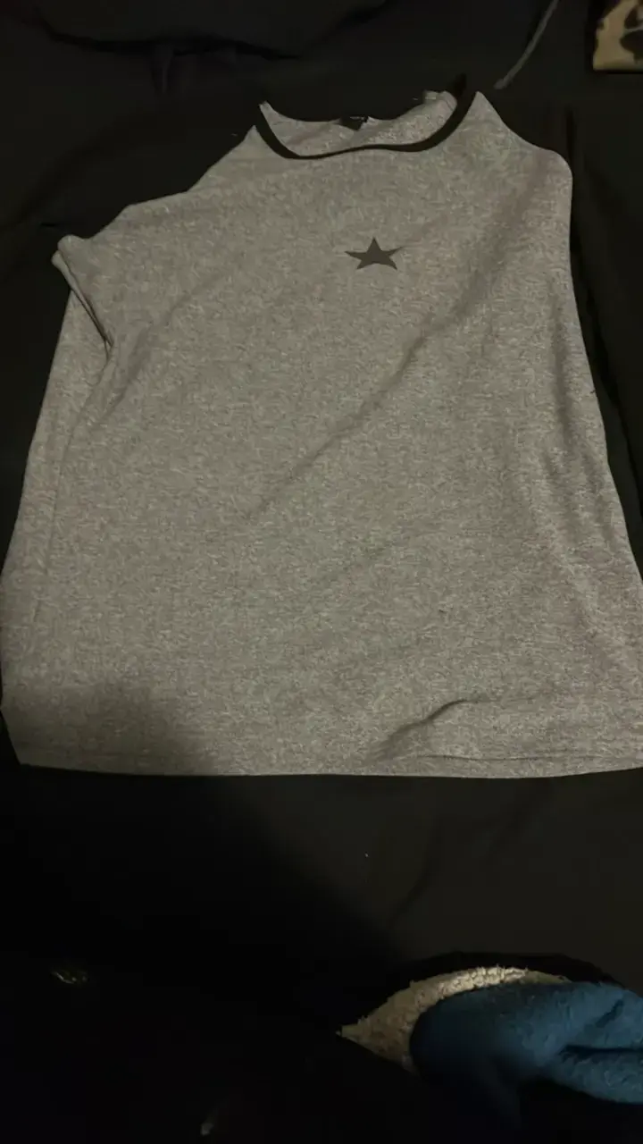 Polera gris con estrella negra Dazy