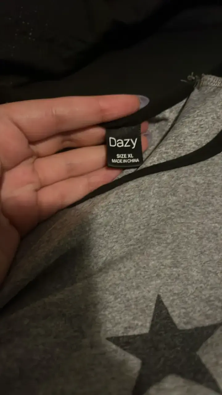 Polera gris con estrella negra Dazy - 2