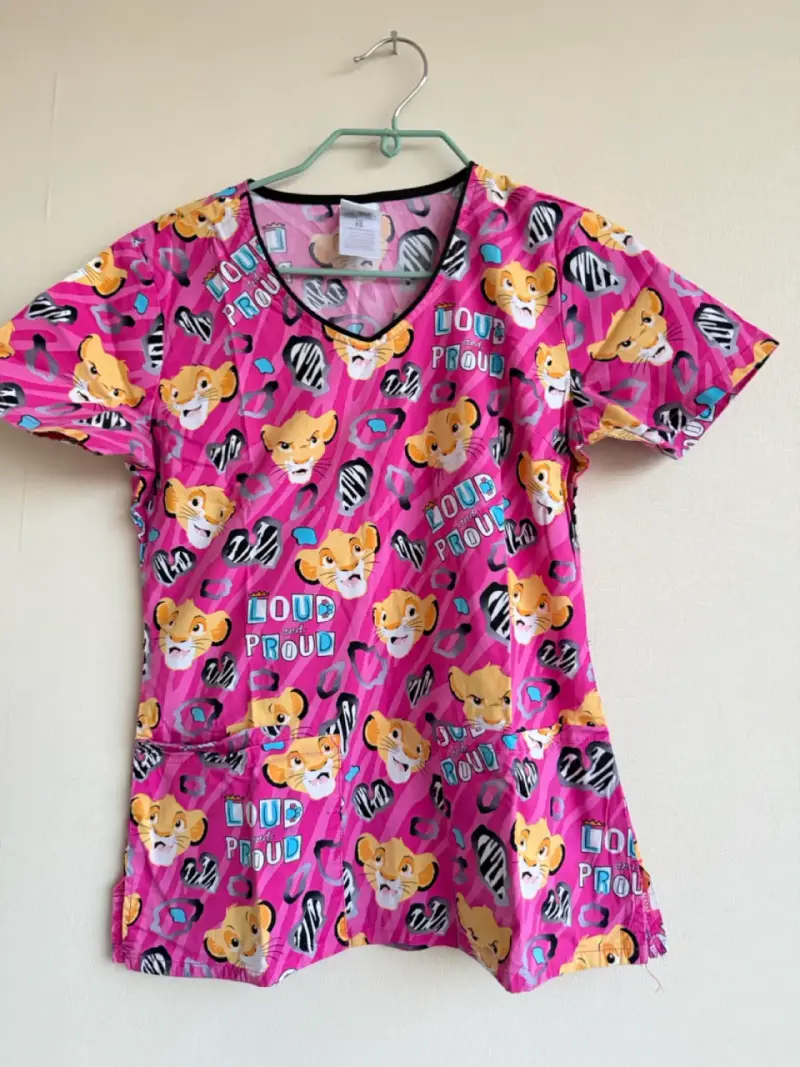 Polera clinica scrub cotton rosa con Simba