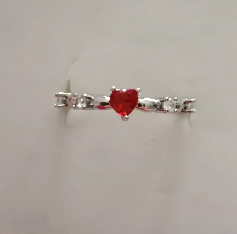 Anillo de plata con corazón rojo y circonitas - 1