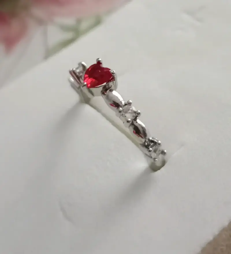 Anillo de plata con corazón rojo y circonitas - 2