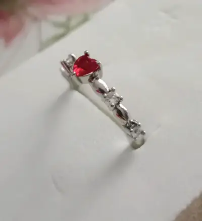 Anillo de plata con corazón rojo y circonitas - miniatura 2