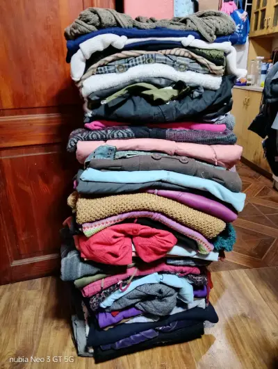 Lote de ropa de invierno para mujer en buen estado - miniatura 1