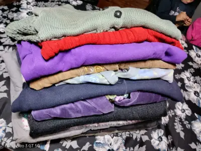 Lote de ropa de invierno para mujer en buen estado - miniatura 2