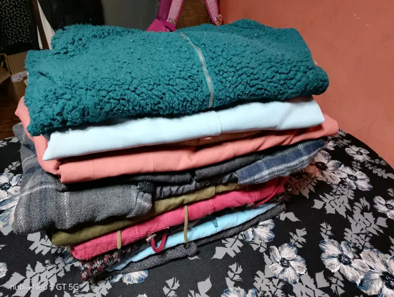 Lote de ropa de invierno para mujer en buen estado - 3