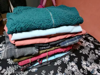 Lote de ropa de invierno para mujer en buen estado - miniatura 3