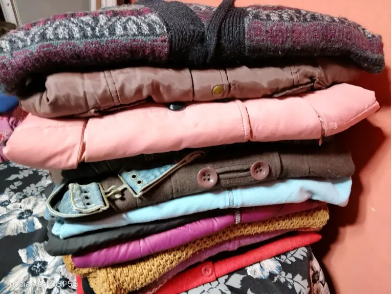Lote de ropa de invierno para mujer en buen estado - 4