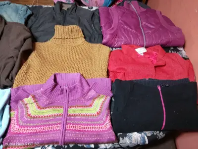 Lote de ropa de invierno para mujer en buen estado - miniatura 6