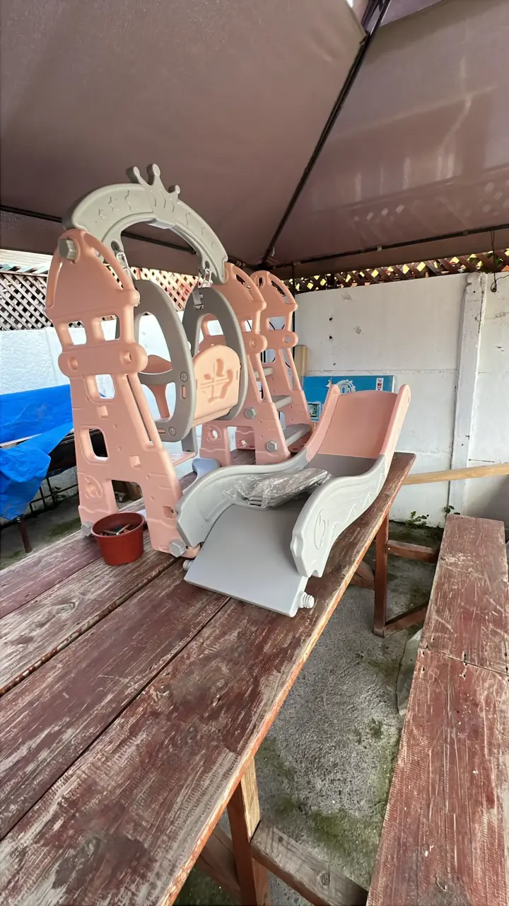 Tobogán infantil de plástico rosa y gris
