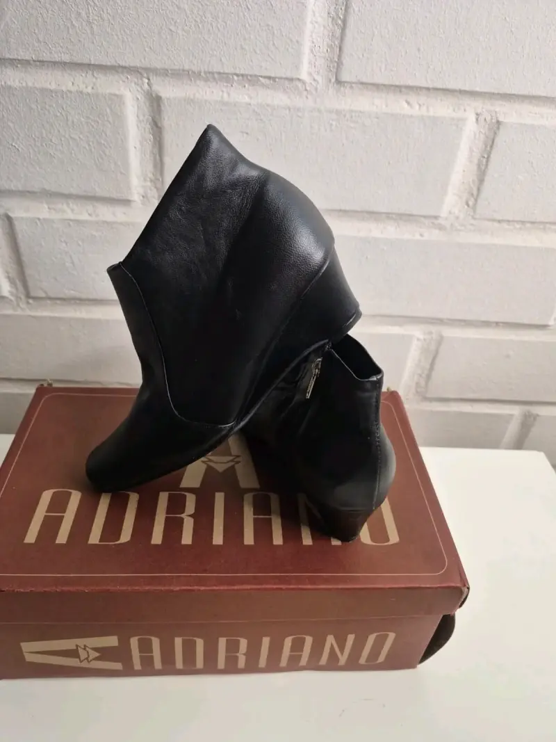 Botines de cuero negro Adriano con tacón - 1