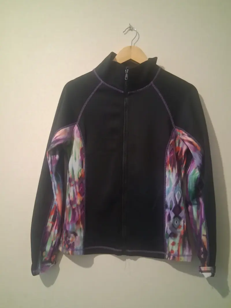 Chaqueta deportiva negra con diseño colorido