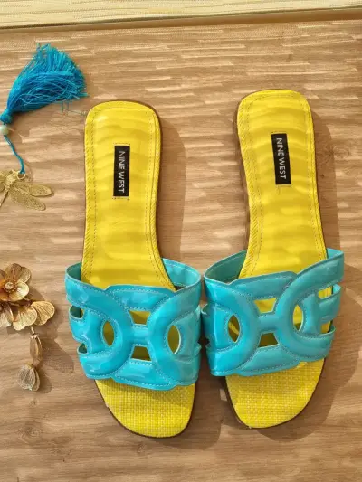 Sandalias planas Nine West azul y amarillo num 40 - miniatura 1