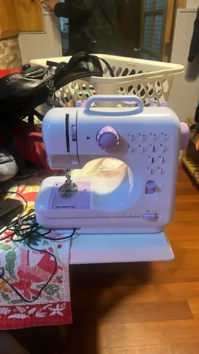 Máquina de coser portátil compacta blanca y lila - miniatura 1