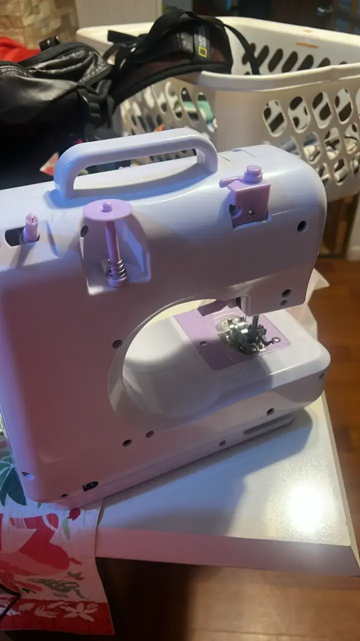 Máquina de coser portátil compacta blanca y lila - 3