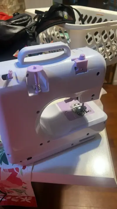 Máquina de coser portátil compacta blanca y lila - miniatura 3