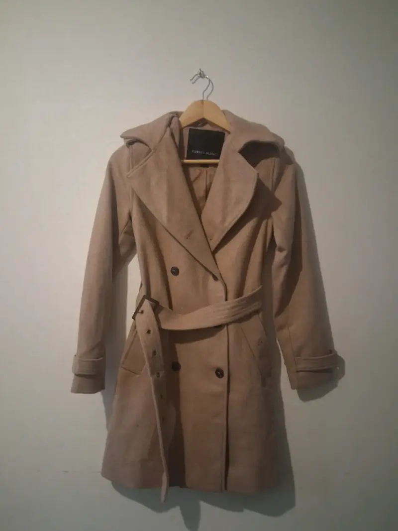 Abrigo beige con cinturón Cuesta Blanca