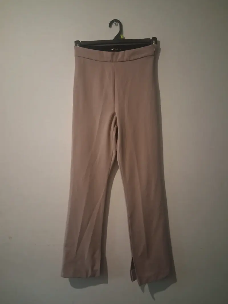 Pantalones beige de mujer elegantes