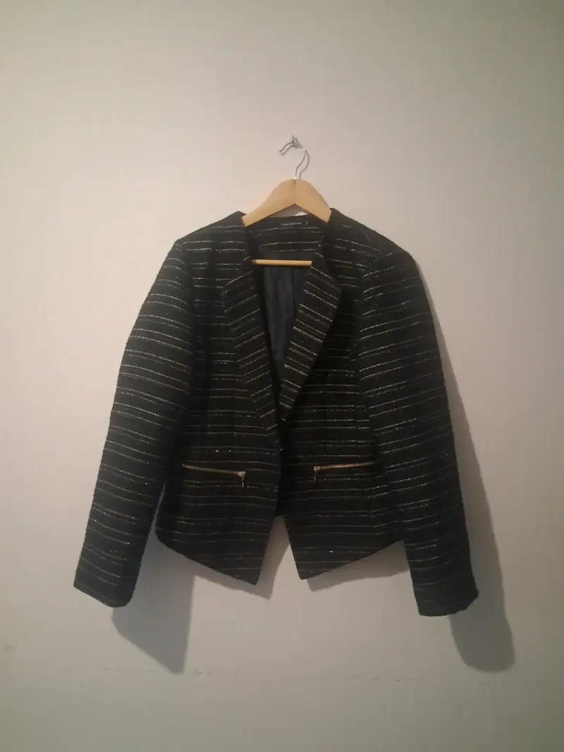 Blazer negro con rayas doradas para mujer